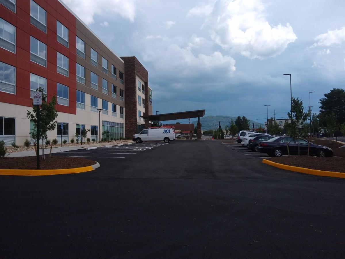 Holiday Inn Express & Suites - Roanoke - Civic Center Exterior foto